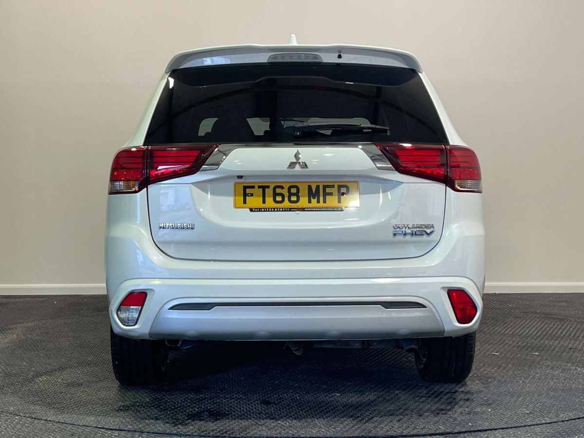 MITSUBISHI OUTLANDER 2018 (68) 2.4H TWINMOTOR 13.8KWH 4H SUV 5DR PETROL PLUG-IN HYBRID CVT 4WD EURO 6 (S/S - 2018 - £14,750