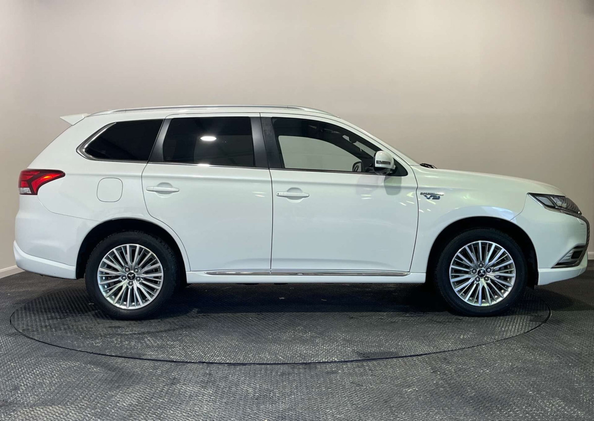 MITSUBISHI OUTLANDER 2018 (68) 2.4H TWINMOTOR 13.8KWH 4H SUV 5DR PETROL PLUG-IN HYBRID CVT 4WD EURO 6 (S/S - 2018 - £14,750