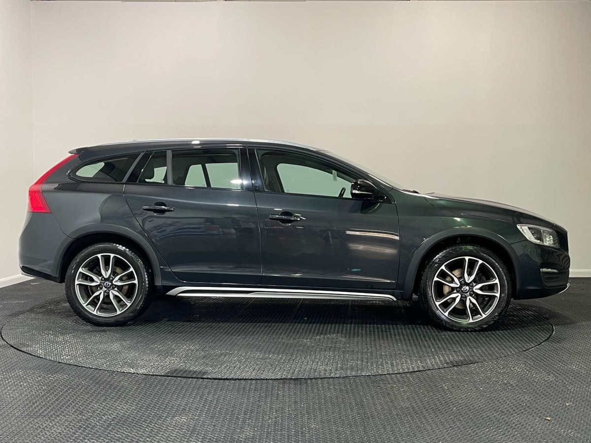 VOLVO V60 2016 (16) 2.4 D4 LUX NAV ESTATE 5DR DIESEL AUTO AWD EURO 6 (S/S) (190 PS) - 2016 - £12,500