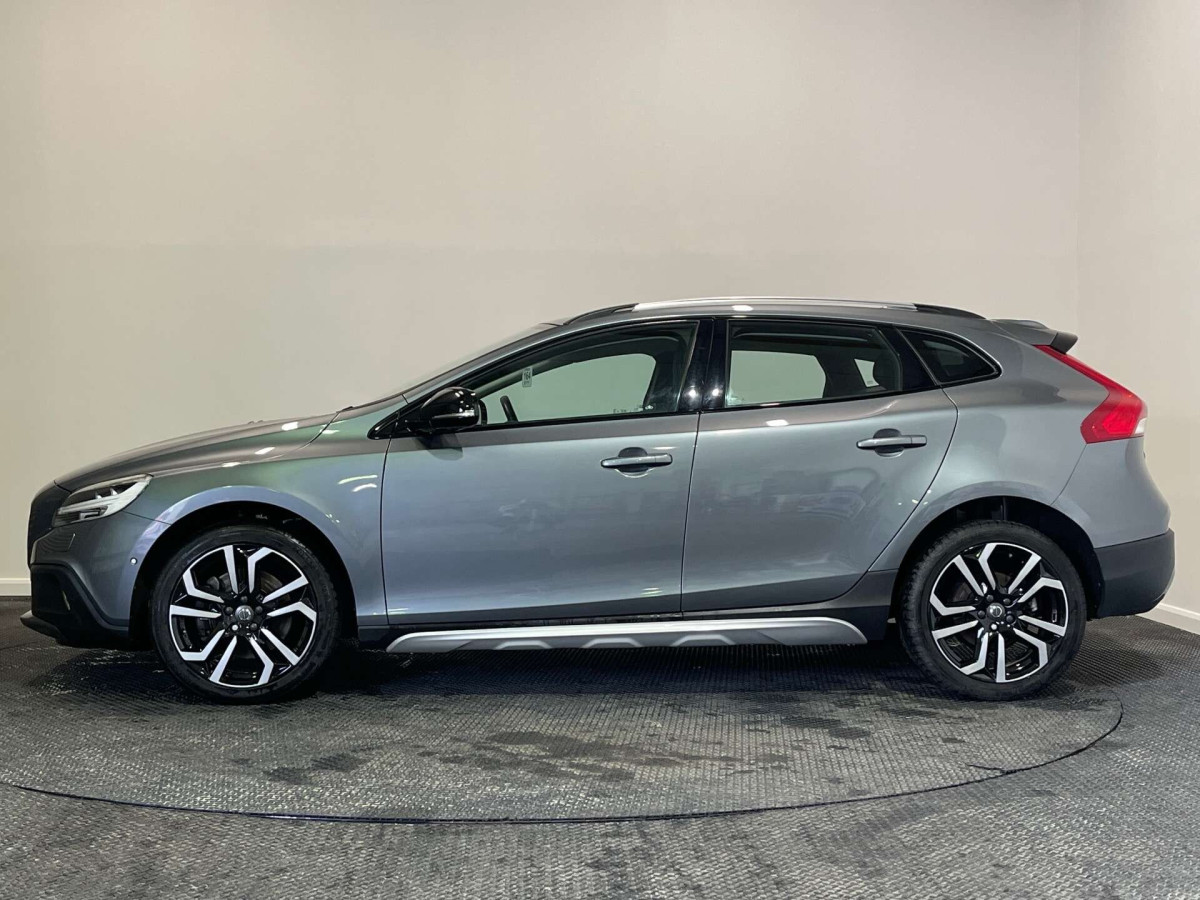 VOLVO V40 2017 (17) 2.0 D3 PRO HATCHBACK 5DR DIESEL MANUAL EURO 6 (S/S) (150 PS) - 2017 - £10,250