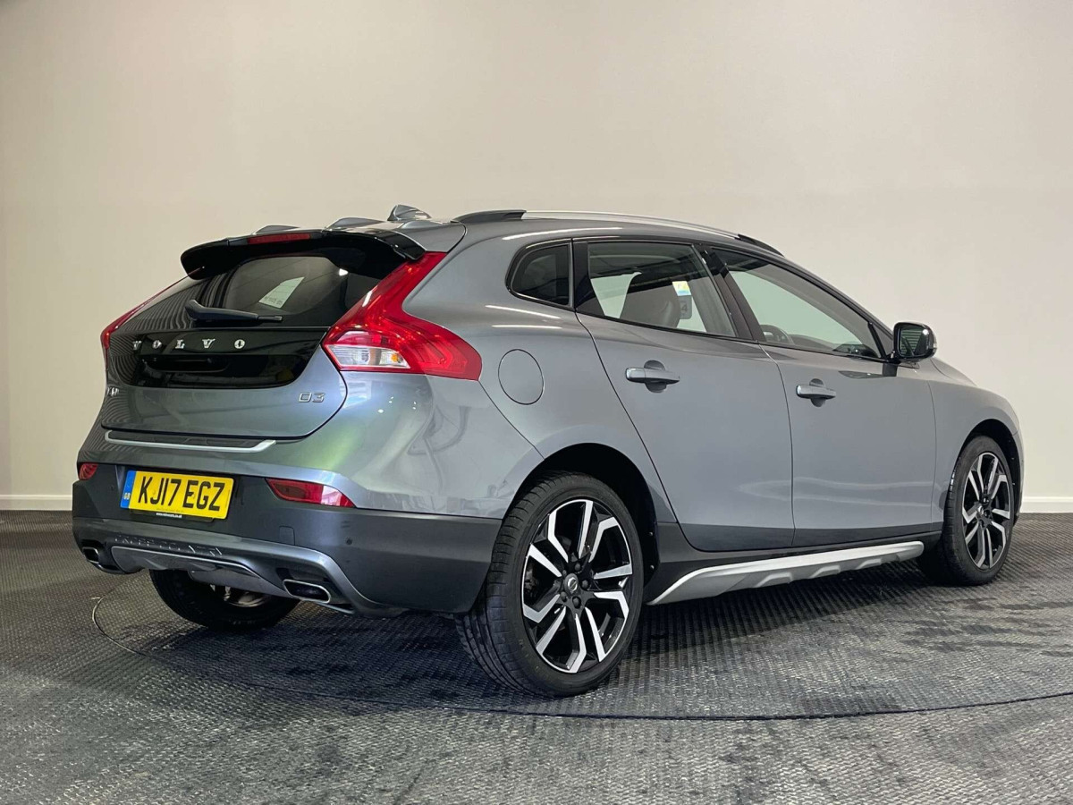 VOLVO V40 2017 (17) 2.0 D3 PRO HATCHBACK 5DR DIESEL MANUAL EURO 6 (S/S) (150 PS) - 2017 - £10,250