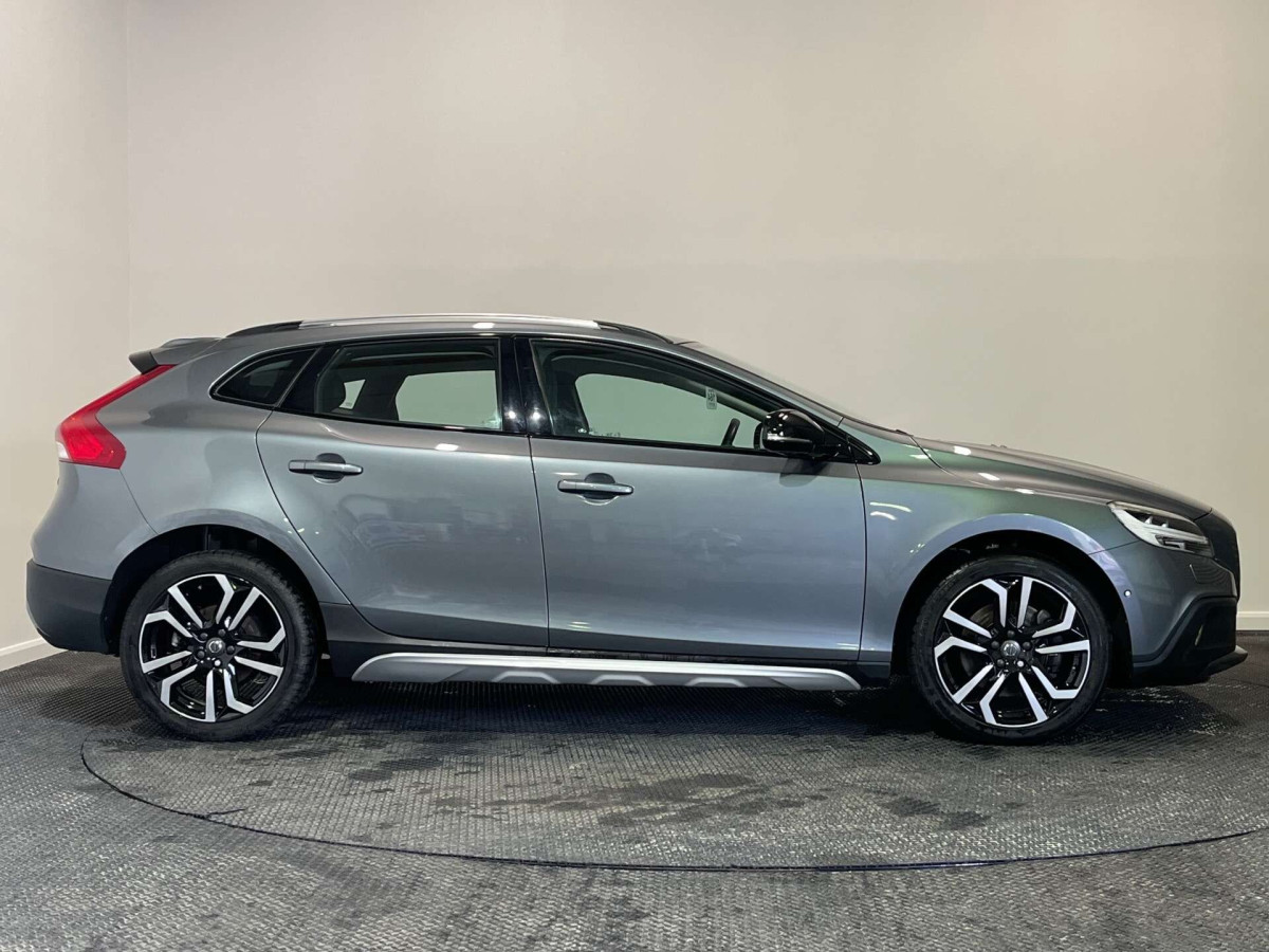 VOLVO V40 2017 (17) 2.0 D3 PRO HATCHBACK 5DR DIESEL MANUAL EURO 6 (S/S) (150 PS) - 2017 - £10,250