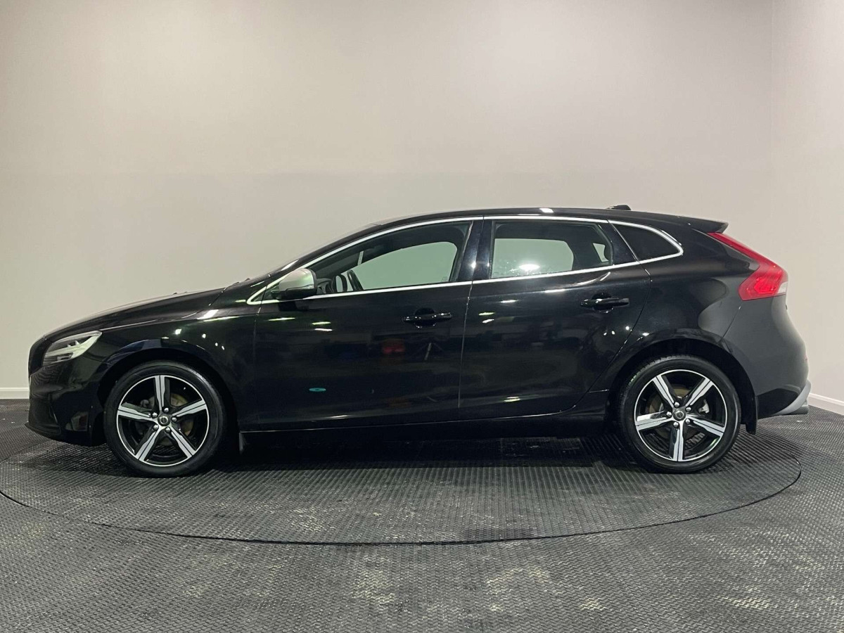 VOLVO V40 2018 (18) 2.0 D2 R-DESIGN NAV PLUS HATCHBACK 5DR DIESEL MANUAL EURO 6 (S/S) (120 PS) - 2018 - £10,250