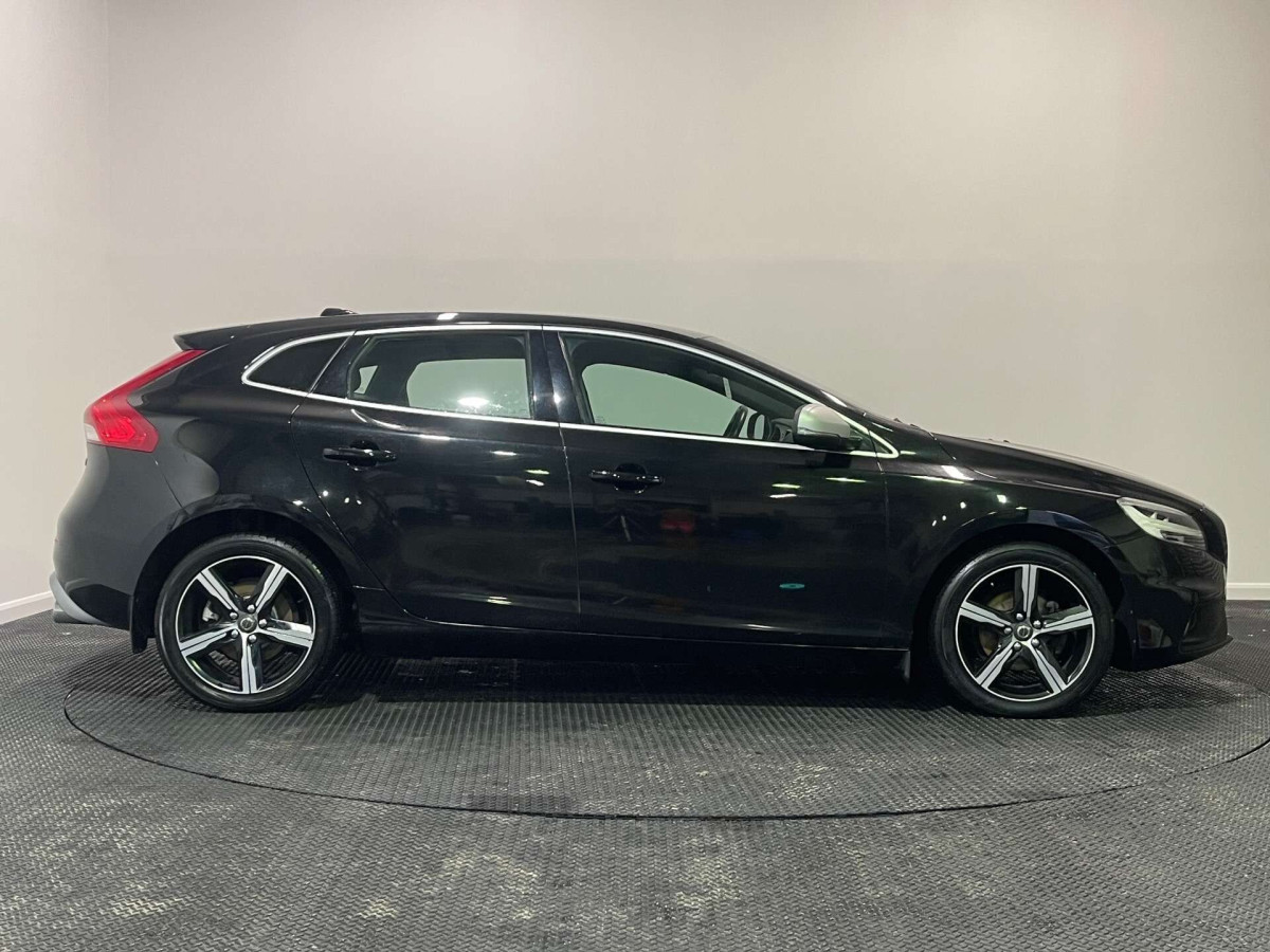 VOLVO V40 2018 (18) 2.0 D2 R-DESIGN NAV PLUS HATCHBACK 5DR DIESEL MANUAL EURO 6 (S/S) (120 PS) - 2018 - £10,250