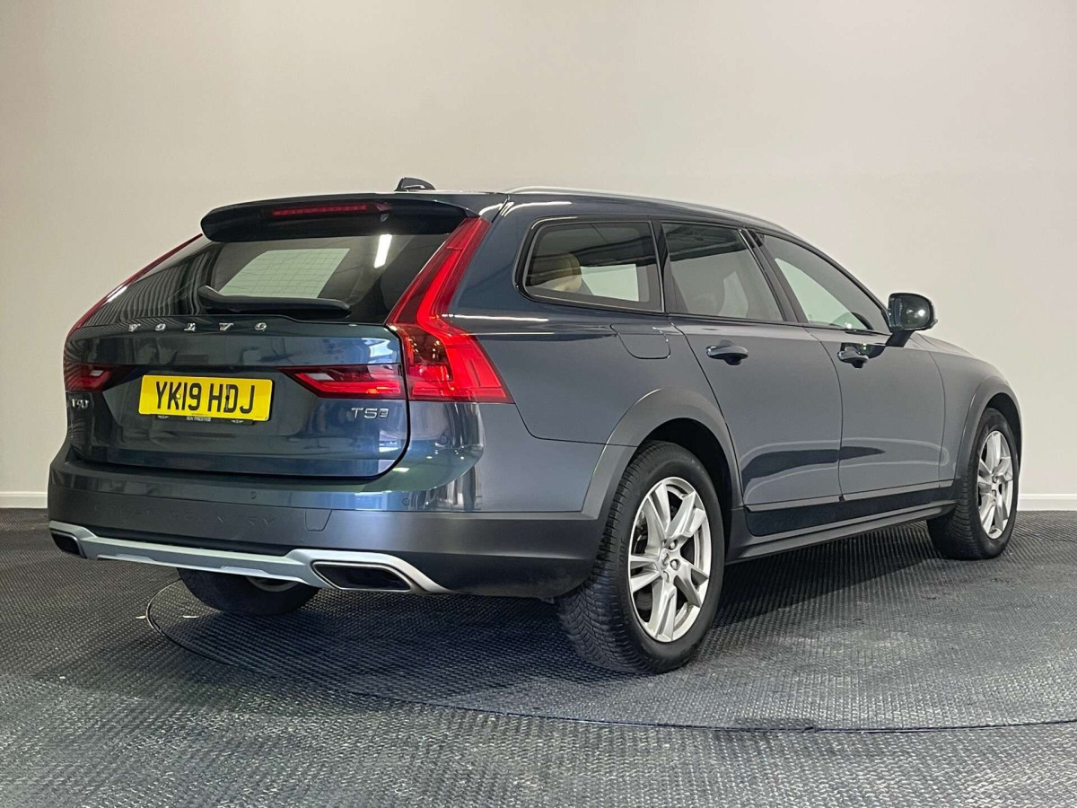 VOLVO V90 2019 (19) 2.0 T5 ESTATE 5DR PETROL AUTO AWD EURO 6 (S/S) (250 PS) - 2019 - £16,350