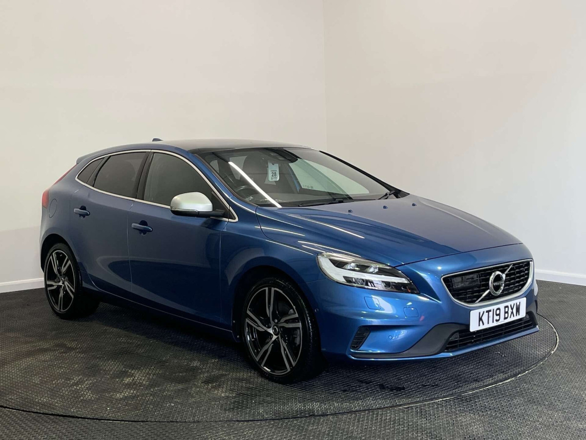 VOLVO V40 2019 (19) 2.0 D2 R-DESIGN EDITION HATCHBACK 5DR DIESEL AUTO EURO 6 (S/S) (120 PS) - 2019 - £13,187