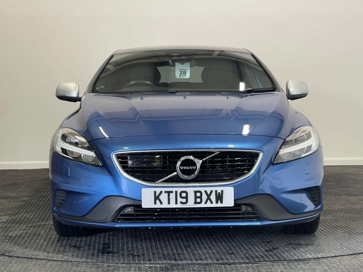 VOLVO V40 2019 (19) 2.0 D2 R-DESIGN EDITION HATCHBACK 5DR DIESEL AUTO EURO 6 (S/S) (120 PS) - 2019 - £13,187