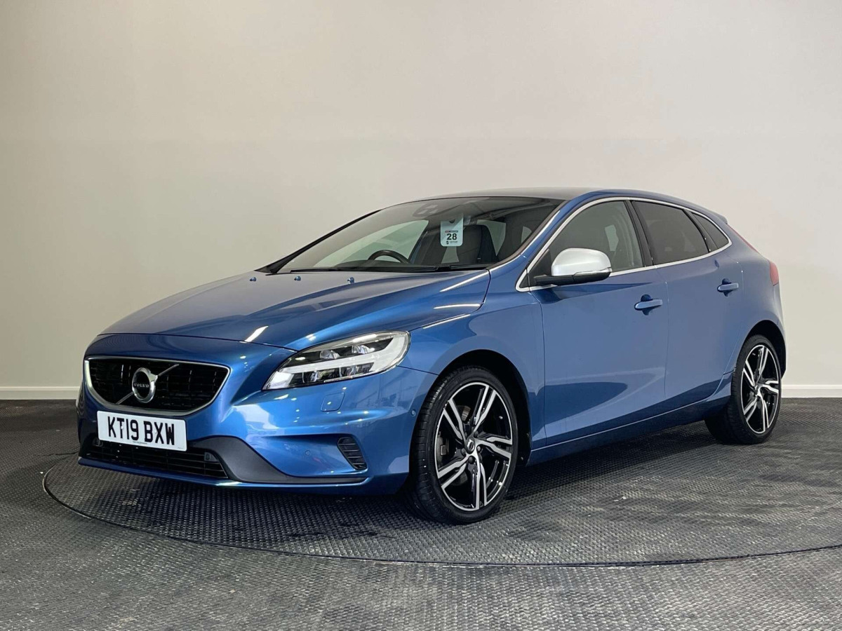 VOLVO V40 2019 (19) 2.0 D2 R-DESIGN EDITION HATCHBACK 5DR DIESEL AUTO EURO 6 (S/S) (120 PS) - 2019 - £13,187