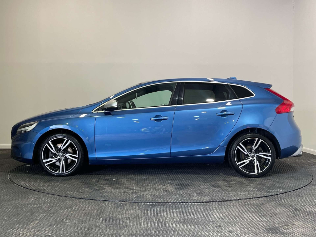 VOLVO V40 2019 (19) 2.0 D2 R-DESIGN EDITION HATCHBACK 5DR DIESEL AUTO EURO 6 (S/S) (120 PS) - 2019 - £13,187