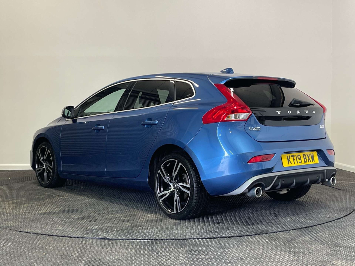 VOLVO V40 2019 (19) 2.0 D2 R-DESIGN EDITION HATCHBACK 5DR DIESEL AUTO EURO 6 (S/S) (120 PS) - 2019 - £13,187