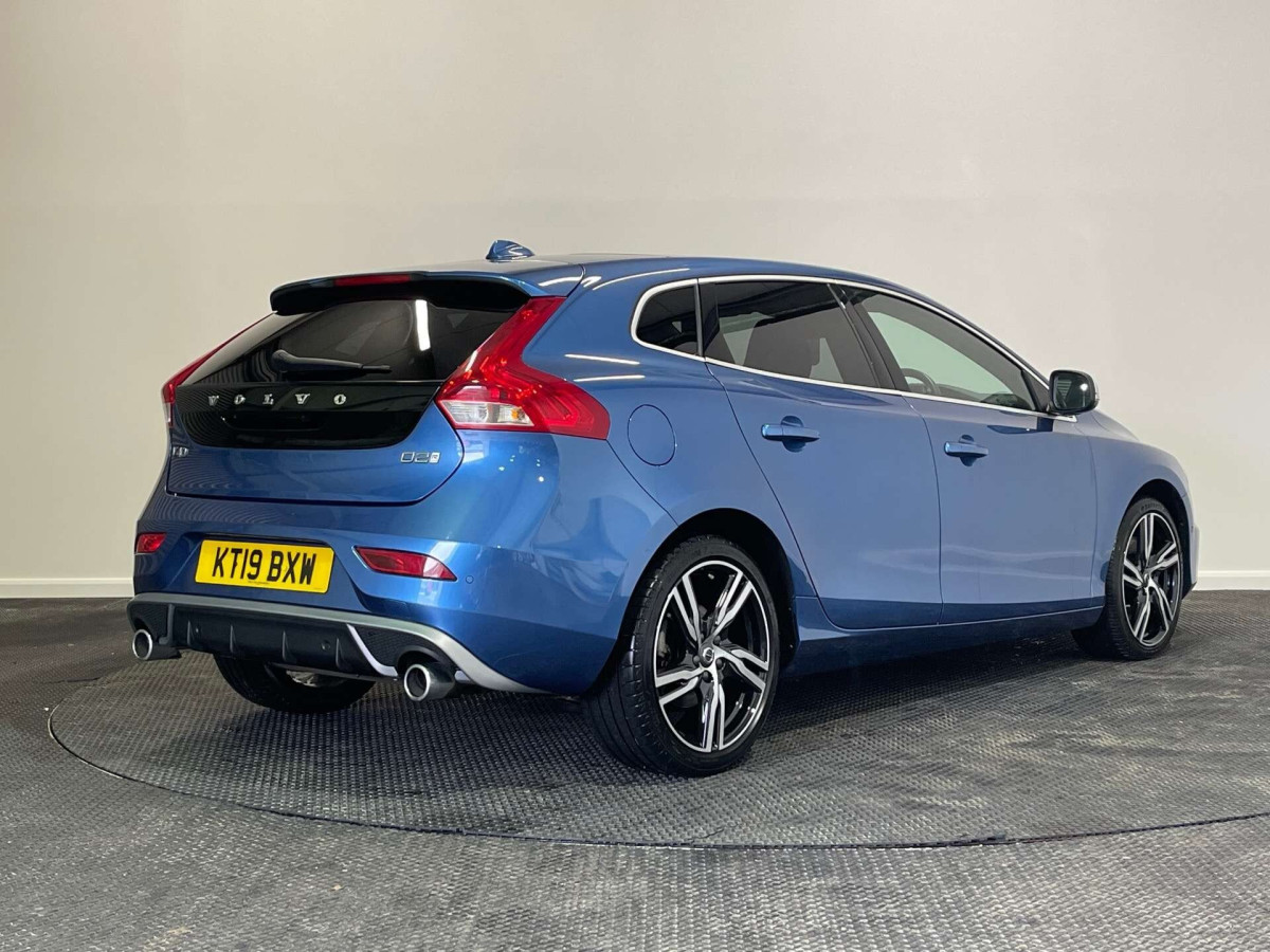 VOLVO V40 2019 (19) 2.0 D2 R-DESIGN EDITION HATCHBACK 5DR DIESEL AUTO EURO 6 (S/S) (120 PS) - 2019 - £13,187