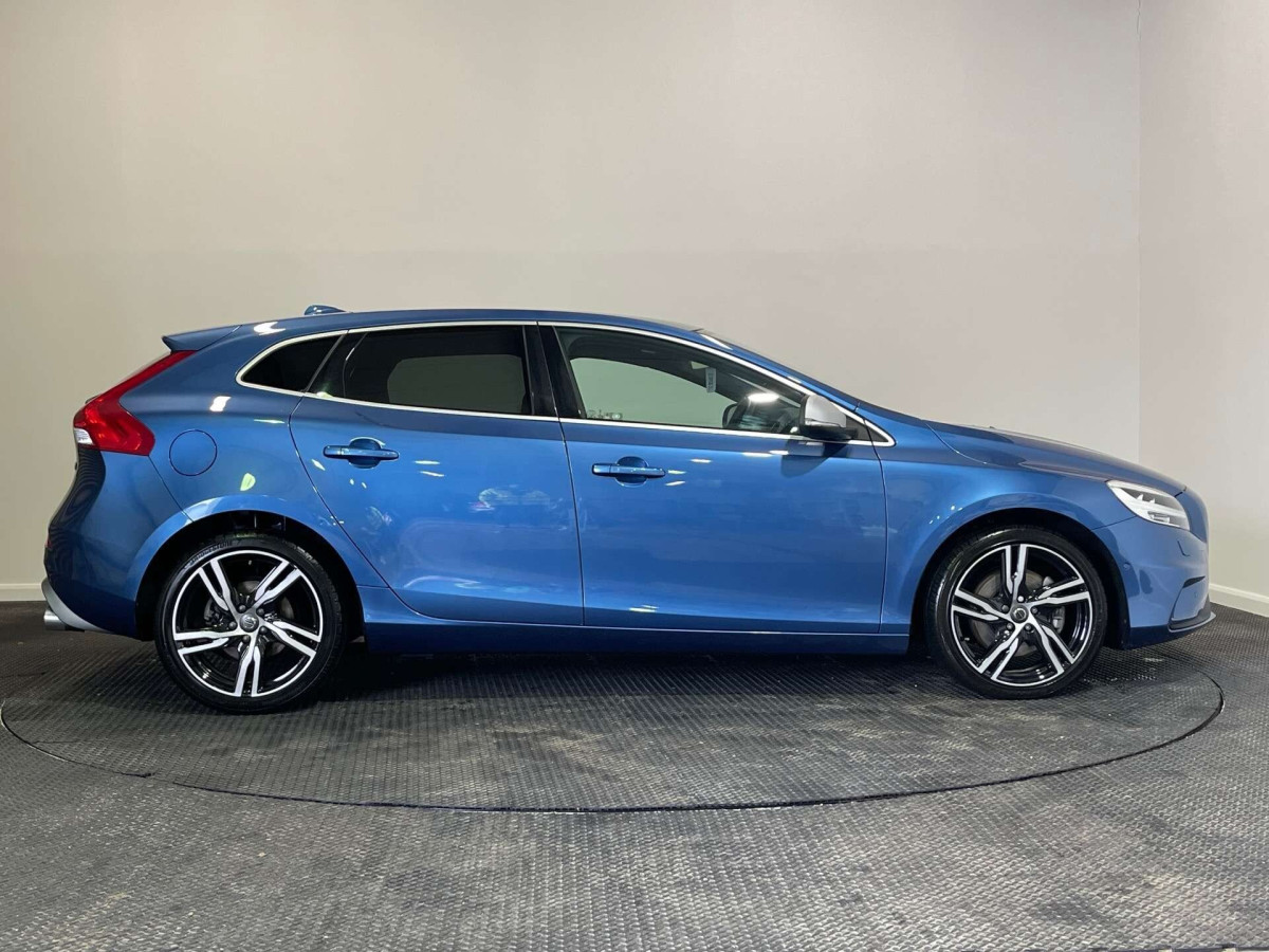 VOLVO V40 2019 (19) 2.0 D2 R-DESIGN EDITION HATCHBACK 5DR DIESEL AUTO EURO 6 (S/S) (120 PS) - 2019 - £13,187