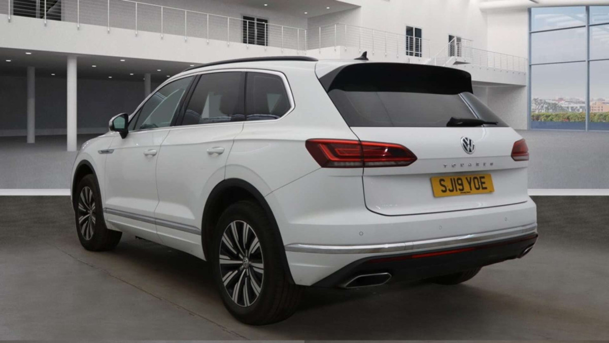 VOLKSWAGEN TOUAREG 2019 (19) 3.0 TDI V6 SEL SUV 5DR DIESEL TIPTRONIC 4MOTION EURO 6 (S/S) (231 PS) - 2019 - £23,900