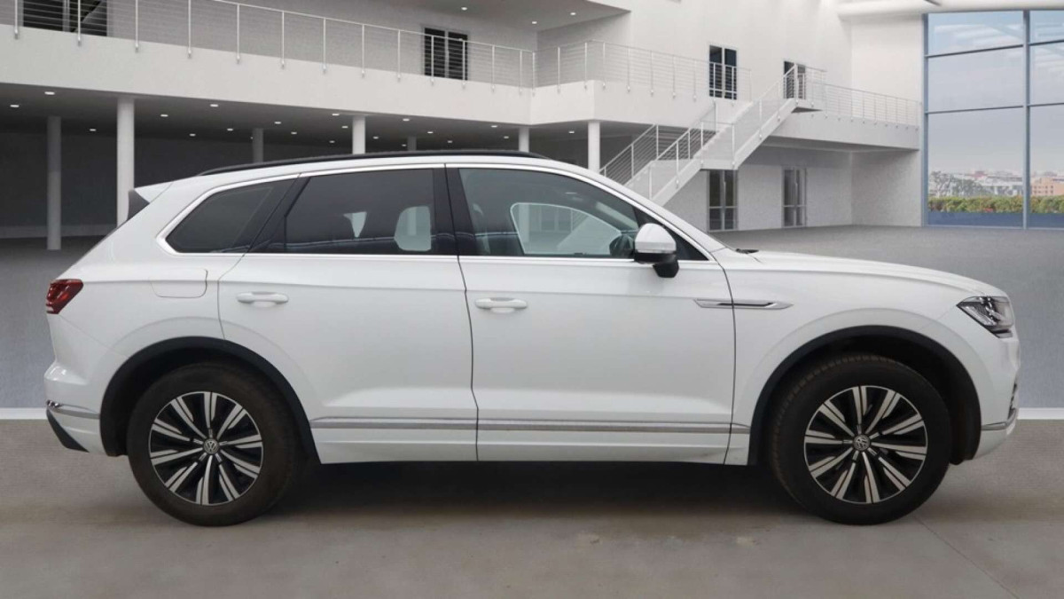 VOLKSWAGEN TOUAREG 2019 (19) 3.0 TDI V6 SEL SUV 5DR DIESEL TIPTRONIC 4MOTION EURO 6 (S/S) (231 PS) - 2019 - £23,900