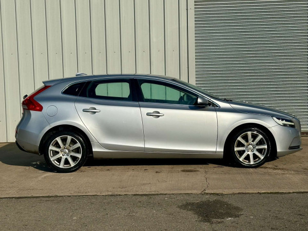 VOLVO V40 2016 (66) 2.0 D2 INSCRIPTION HATCHBACK 5DR DIESEL MANUAL EURO 6 (S/S) (120 PS)