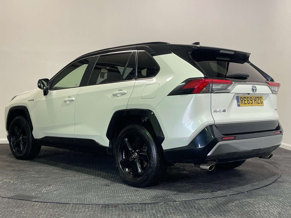 TOYOTA RAV4 2019 (69) 2.5 VVT-H DYNAMIC SUV 5DR PETROL HYBRID CVT 4WD EURO 6 (S/S) (222 PS) - 2019 - £17,000