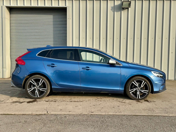 VOLVO V40 2018 (18) 2.0 D4 R-DESIGN PRO HATCHBACK 5DR DIESEL MANUAL EURO 6 (S/S) (190 PS)